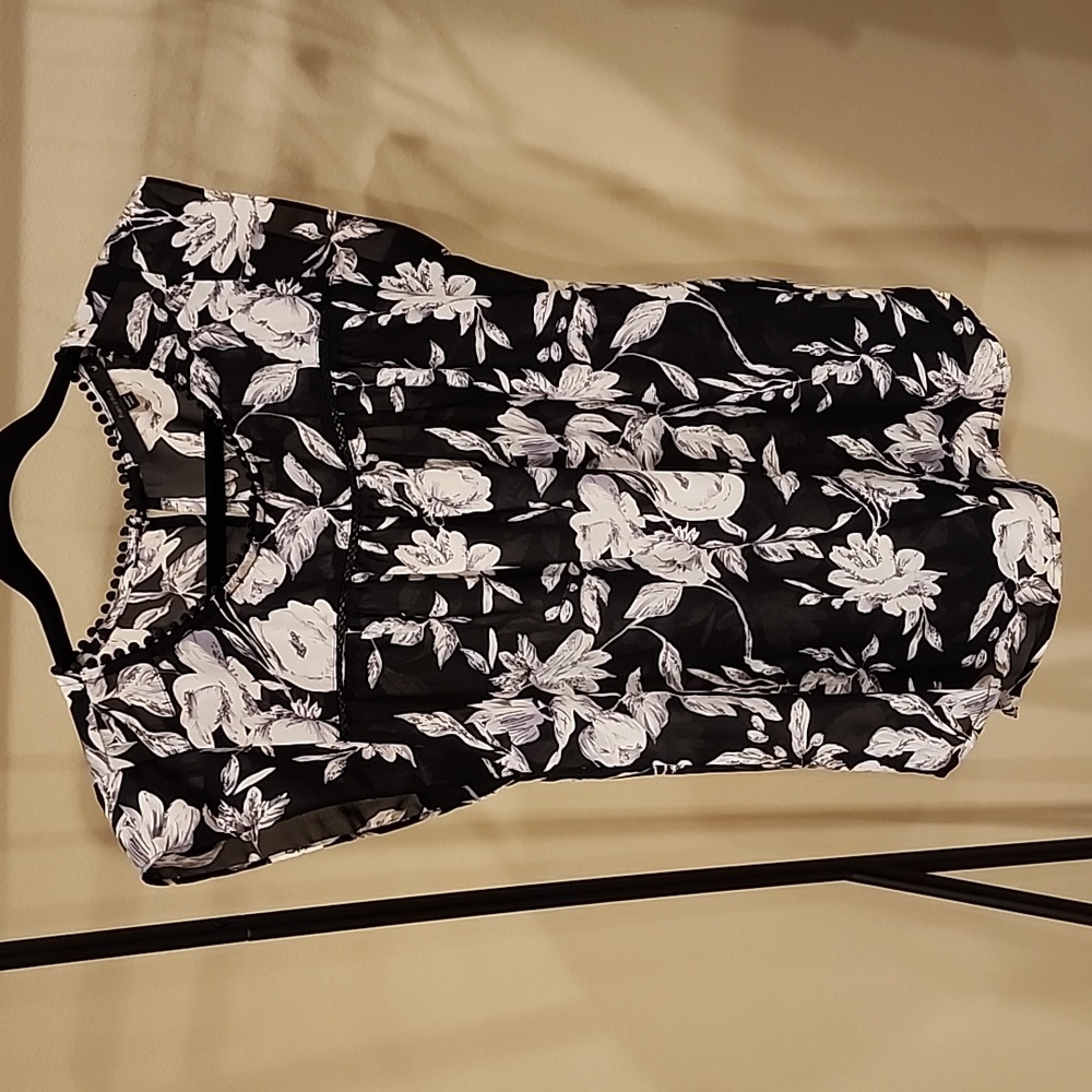 Black and white floral print top size med